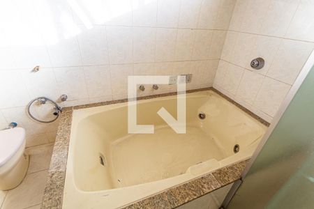 Apartamento à venda com 440m², 4 quartos e 5 vagas Apartamento à venda com 440m², 4 quartos e 5 vagasBanheira do Banheiro da Suíte 1