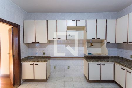 Apartamento à venda com 440m², 4 quartos e 5 vagas Apartamento à venda com 440m², 4 quartos e 5 vagasArmário da Cozinha