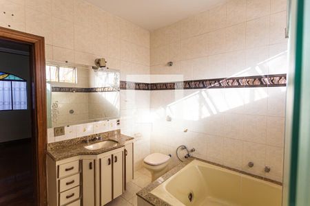 Apartamento à venda com 440m², 4 quartos e 5 vagas Apartamento à venda com 440m², 4 quartos e 5 vagasBanheiro da Suíte 1