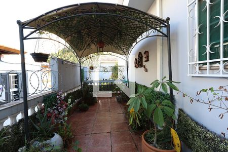 Casa à venda com 332m², 3 quartos e 1 vaga Casa à venda com 332m², 3 quartos e 1 vagaVaranda