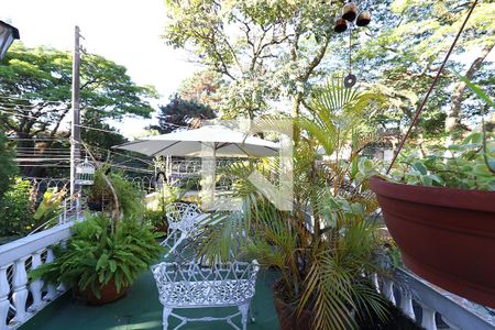 Casa à venda com 332m², 3 quartos e 1 vaga Casa à venda com 332m², 3 quartos e 1 vagaVaranda