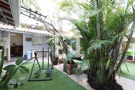 Casa à venda com 332m², 3 quartos e 1 vaga Casa à venda com 332m², 3 quartos e 1 vagaQuintal da Fachada