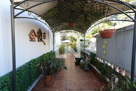 Casa à venda com 332m², 3 quartos e 1 vaga Casa à venda com 332m², 3 quartos e 1 vagaVaranda