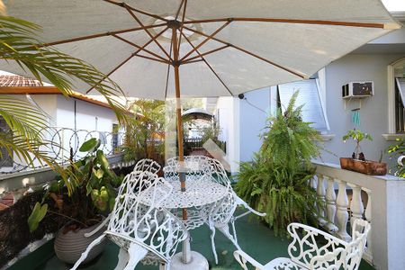 Casa à venda com 332m², 3 quartos e 1 vaga Casa à venda com 332m², 3 quartos e 1 vagaVaranda