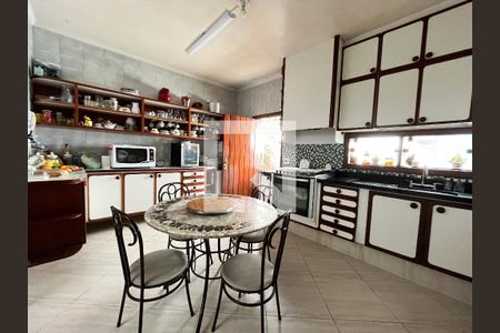 Casa para alugar com 306m², 4 quartos e 4 vagasCozinha 