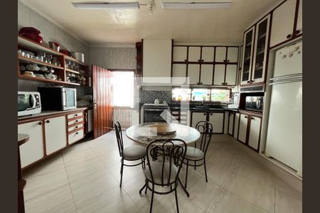 Casa para alugar com 306m², 4 quartos e 4 vagasCozinha 