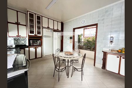 Casa para alugar com 306m², 4 quartos e 4 vagasCozinha 