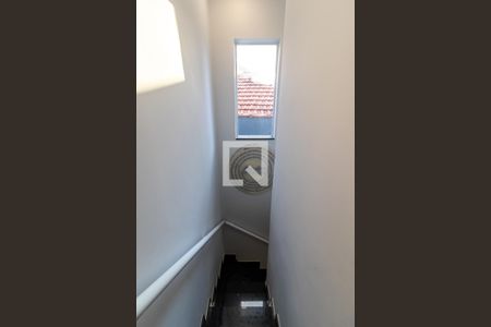 Casa à venda com 220m², 3 quartos e 2 vagas Casa à venda com 220m², 3 quartos e 2 vagasEscada