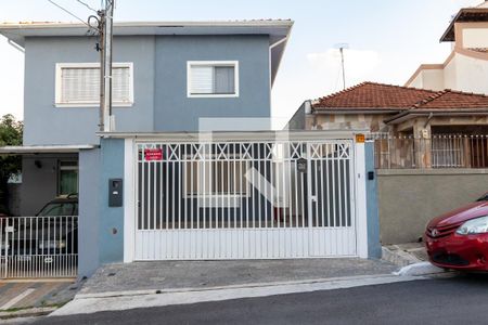 Casa à venda com 220m², 3 quartos e 2 vagas Casa à venda com 220m², 3 quartos e 2 vagasFachada