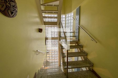 Apartamento à venda com 295m², 4 quartos e 6 vagas Apartamento à venda com 295m², 4 quartos e 6 vagasEscada 2