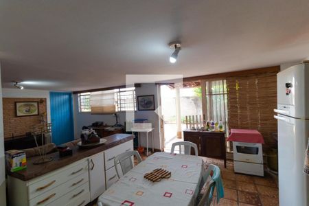 Casa à venda com 306m², 5 quartos e 6 vagasSalão