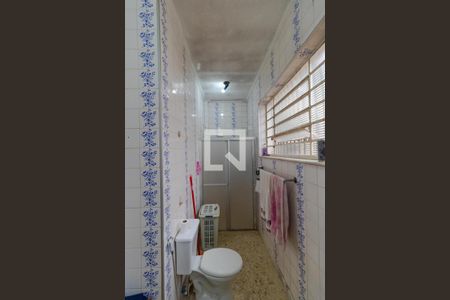 Casa à venda com 306m², 5 quartos e 6 vagasBanheiro da Suíte 01
