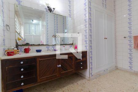 Casa à venda com 306m², 5 quartos e 6 vagasBanheiro da Suíte 01