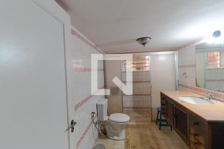 Casa à venda com 306m², 5 quartos e 6 vagasBanheiro 02