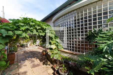 Casa à venda com 306m², 5 quartos e 6 vagasQuintal