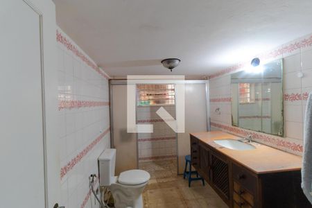 Casa à venda com 306m², 5 quartos e 6 vagasBanheiro 02