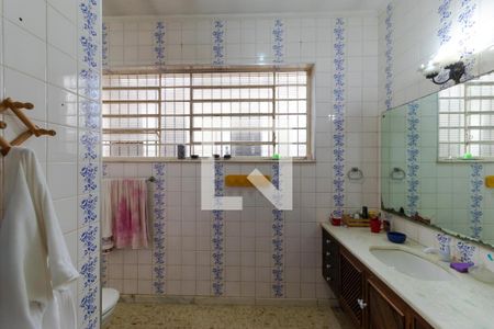 Casa à venda com 306m², 5 quartos e 6 vagasBanheiro da Suíte 01