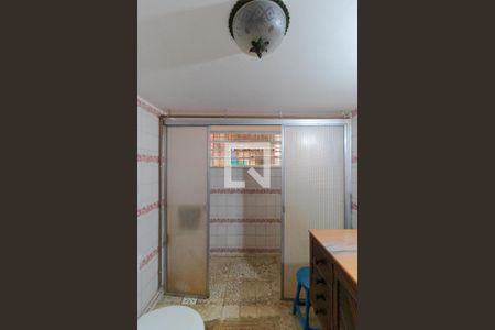 Casa à venda com 306m², 5 quartos e 6 vagasBanheiro 02