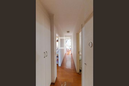 Casa à venda com 320m², 5 quartos e 8 vagasCorredor