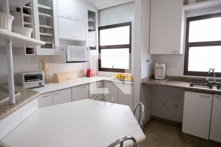 Apartamento para alugar com 300m², 5 quartos e 4 vagas Apartamento para alugar com 300m², 5 quartos e 4 vagasCozinha