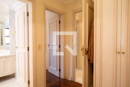 Apartamento para alugar com 300m², 5 quartos e 4 vagas Apartamento para alugar com 300m², 5 quartos e 4 vagasCloset da suíte 2