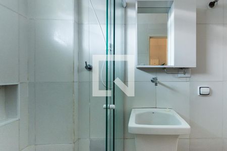 Banheiro de kitnet/studio para alugar com 1 quarto, 28m² em Ponta da Praia, Santos