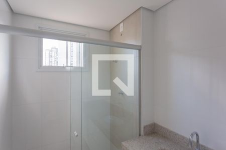 Banheiro de apartamento à venda com 1 quarto, 46m² em Lourdes, Belo Horizonte