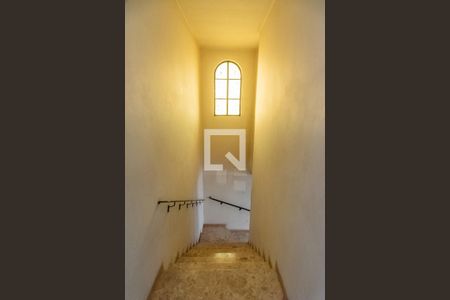 Casa para alugar com 330m², 4 quartos e 3 vagasEscada