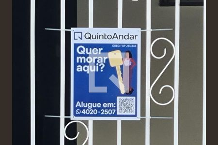 Casa à venda com 80m², 2 quartos e 4 vagasPlaquinha instalada no portão do imóvel