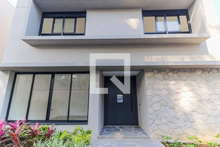 Casa de condomínio à venda com 943m², 4 quartos e 6 vagas Casa de condomínio à venda com 943m², 4 quartos e 6 vagasFachada