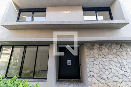 Casa de condomínio à venda com 838m², 4 quartos e 6 vagas Casa de condomínio à venda com 838m², 4 quartos e 6 vagasFachada