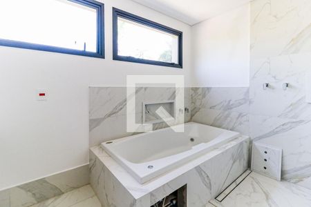 Casa de condomínio à venda com 828m², 4 quartos e 6 vagas Casa de condomínio à venda com 828m², 4 quartos e 6 vagasBanheiro 2 Suíte 4