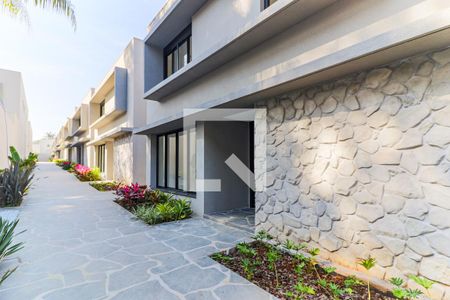 Casa de condomínio à venda com 828m², 4 quartos e 6 vagas Casa de condomínio à venda com 828m², 4 quartos e 6 vagasFachada