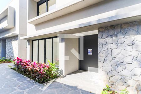 Casa de condomínio à venda com 828m², 4 quartos e 6 vagas Casa de condomínio à venda com 828m², 4 quartos e 6 vagasFachada