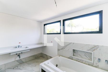 Casa de condomínio à venda com 828m², 4 quartos e 6 vagas Casa de condomínio à venda com 828m², 4 quartos e 6 vagasBanheiro 2 Suíte 4