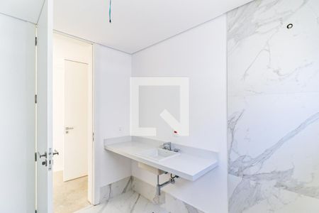 Casa de condomínio à venda com 828m², 4 quartos e 6 vagas Casa de condomínio à venda com 828m², 4 quartos e 6 vagasBanheiro Suíte 3