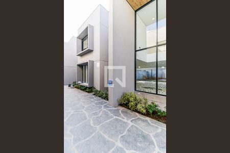 Casa de condomínio à venda com 935m², 4 quartos e 6 vagas Casa de condomínio à venda com 935m², 4 quartos e 6 vagasFachada