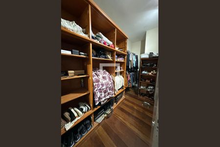 Casa à venda com 395m², 5 quartos e 2 vagas Casa à venda com 395m², 5 quartos e 2 vagasCloset da suíte 1