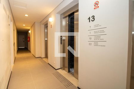 Hall dos elevadores- detalhe piso tátil de kitnet/studio à venda com 1 quarto, 30m² em Indianópolis, São Paulo
