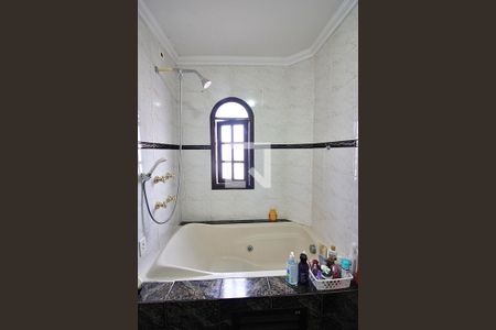 Casa à venda com 240m², 3 quartos e 6 vagasBanheiro do Quarto 1 - Suíte