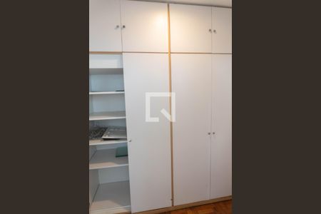 Apartamento à venda com 367m², 5 quartos e 3 vagas Apartamento à venda com 367m², 5 quartos e 3 vagasQuarto de Serviço