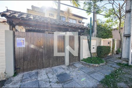 Casa à venda com 142m², 3 quartos e 2 vagas Casa à venda com 142m², 3 quartos e 2 vagasFachada