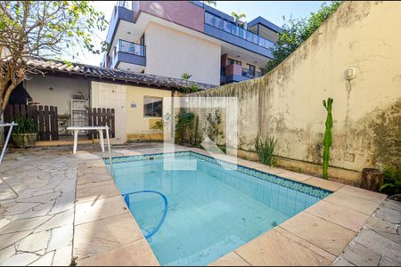 Casa à venda com 142m², 3 quartos e 2 vagas Casa à venda com 142m², 3 quartos e 2 vagasPiscina