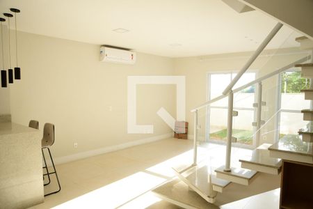 Sala de casa de condomínio para alugar com 3 quartos, 102m² em Paisagem Renoir, Cotia