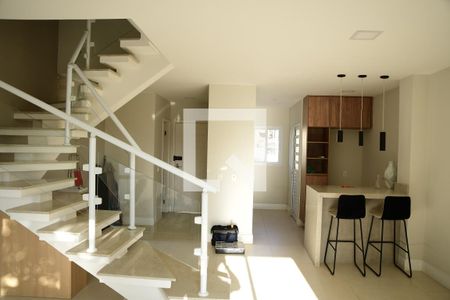 Sala de casa de condomínio para alugar com 3 quartos, 102m² em Paisagem Renoir, Cotia