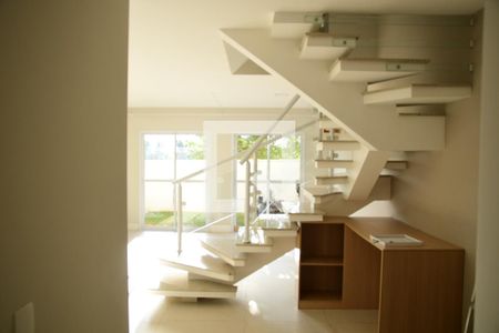 Sala de casa de condomínio para alugar com 3 quartos, 102m² em Paisagem Renoir, Cotia