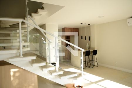 Sala de casa de condomínio para alugar com 3 quartos, 102m² em Paisagem Renoir, Cotia