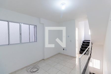 Sala de casa de condomínio para alugar com 2 quartos, 75m² em Cidade Patriarca, São Paulo