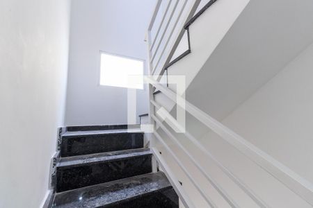 Casa de condomínio para alugar com 75m², 2 quartos e 1 vagaEscada