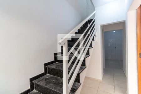 Casa de condomínio para alugar com 75m², 2 quartos e 1 vagaEscada